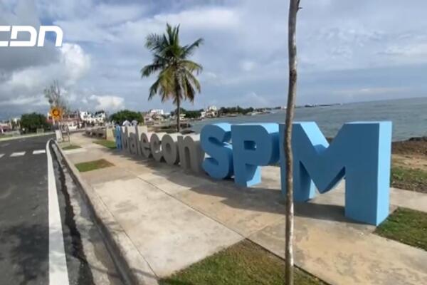 El presidente Luis Abinader y el ministro de Turismo, David Collado, inauguraron el remozado malecón de San Pedro de Macorís. Foto: CDN Digital