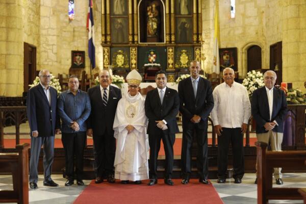 En un momento de su intervención, Kelvin  Cruz invitó a seis pasados ministros de Deportes para tomarse varias fotografías juntos, 