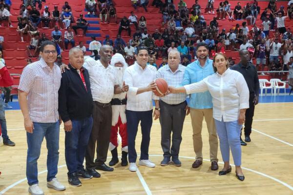 El ministro de Deportes y Recreación, Kelvin Cruz,  realizó el saque de honor previo al último partido de la serie final.