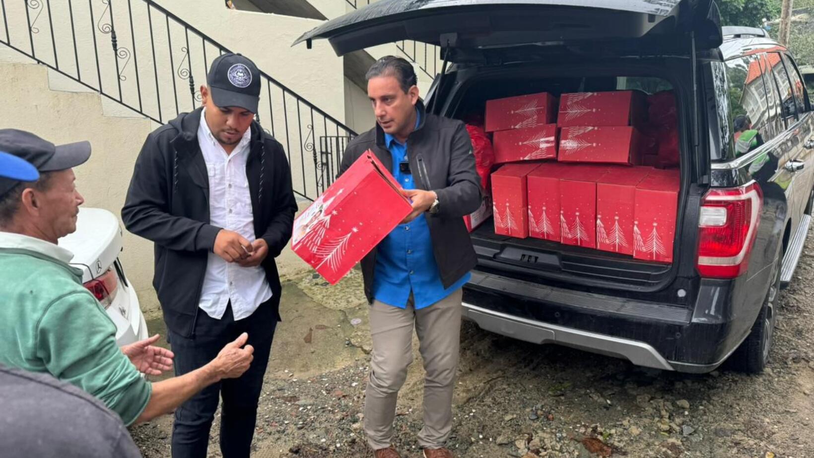 Luis Valdez entrega cajas navideñas a familias vulnerables de Jarabacoa