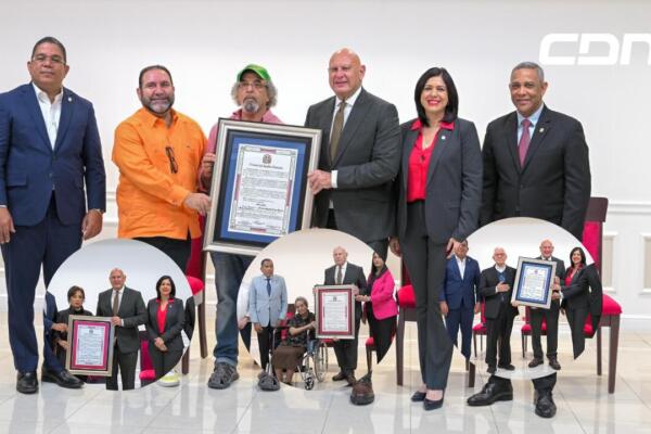 El Senado de la República reconoció a cuatro personalidades destacadas por su trayectoria de servicio en favor de la sociedad dominicana. Foto: CDN Digital
