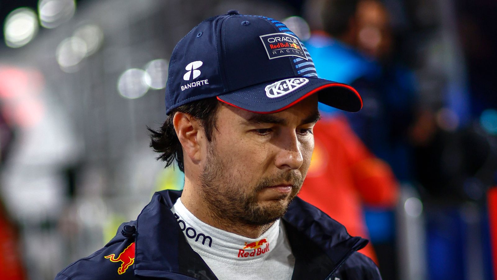 «Checo» Pérez, comenzó 2024 con cuatro podios en las primeras cinco carreras, pero no ha estado en los primeros tres puestos desde entonces. La última carrera en la que quedó por encima del sexto lugar fue en mayo. Verstappen ganó nueve carreras y su cuarto título consecutivo este año.