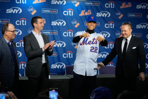 El propietario, presidente y CEO de los Mets, Steve Cohen, junto con el presidente de operaciones de béisbol, David Stearns, también estuvieron presentes para dar la bienvenida a Soto.


