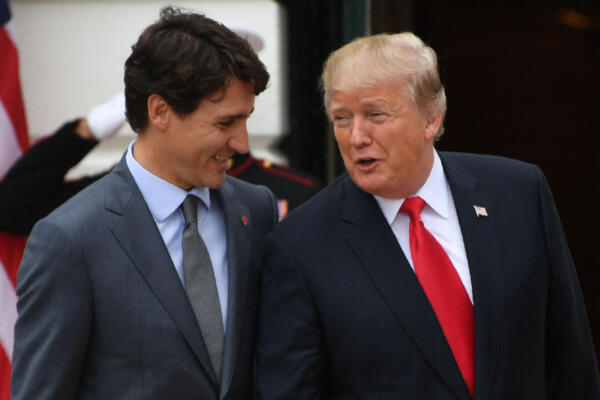 Presidente electo de Estados Unidos, Donald Trump, junto al primer ministro de Canadá,  Justin Trudeau.
(Photo by JIM WATSON / AFP)