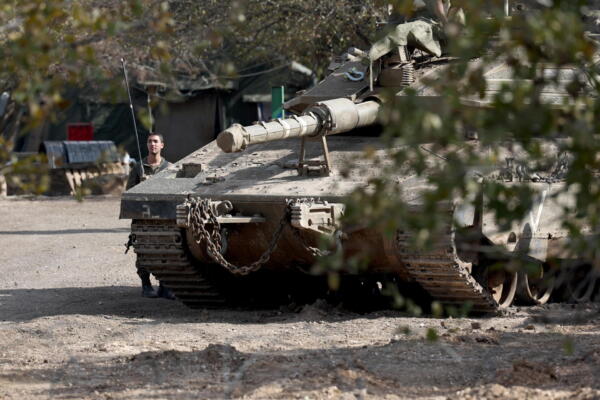 Tanques israelíes se despliegan junto a la frontera de Israel con Siria en las Alturas del Golán. 
EFE/EPA/ATEF SAFADI