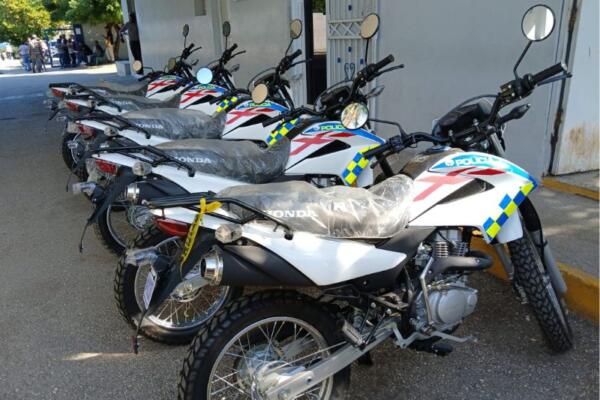 La Dirección General de la Policía Nacional entrega cinco motocicletas a la Dirección Regional Sur.