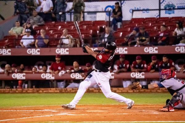 Carlos Peguero llegó a 44 jonrones con la camiseta de los Gigantes en la victoria frente al Escogido en la pelota invernal