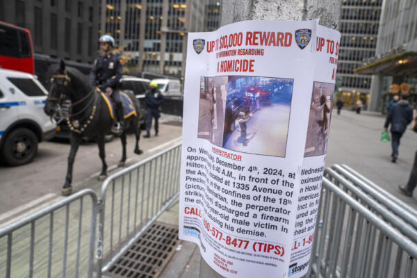 Fotografía de un cartel de recompensa para quien ayude en la captura del asesino del director ejecutivo de la aseguradora UnitedHealthcare.
EFE/ Ángel Colmenares