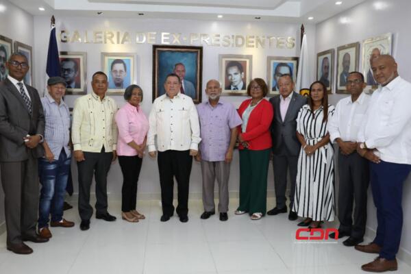 El profesor Eduardo Hidalgo, estuvo acompañado con miembros del Comité Ejecutivo de la ADP. Foto: Fuente externa