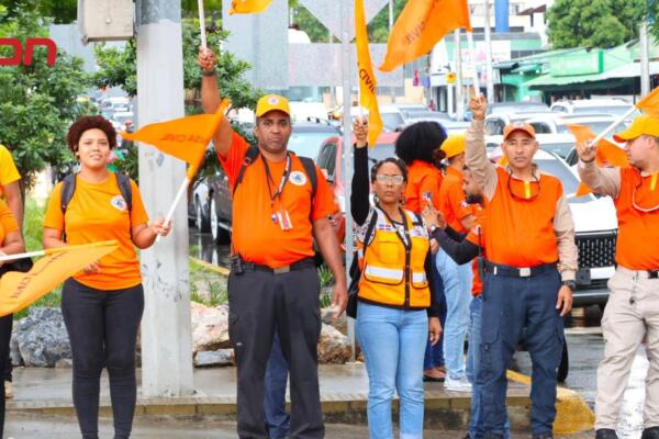 Voluntarios y empleados de la Defensa Civil.