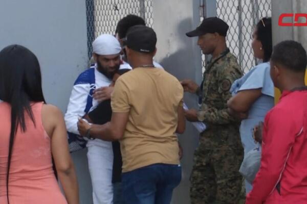 Dominicanos deportados por la vuelta de México, momento saliendo del Vacacional de Haina