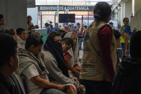 Personas llegan a la Fuerza Aérea de Guatemala deportados desde Estados Unidos este viernes. 
EFE/ David Toro