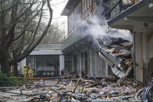 Derrumbe parcial este sábado de un edificio de viviendas en la ciudad neerlandesa de La Haya, después de dos explosiones. 
EFE/ Imane Rachidi