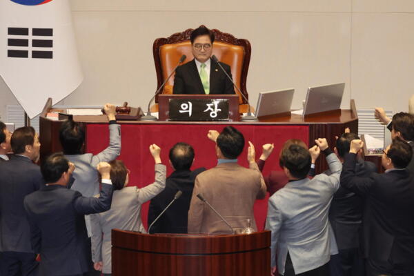 Legisladores del gobernante Partido del Poder Popular (PPP) protestan ante el presidente de la Asamblea Nacional, Woo Won-sik.
EFE/EPA/YONHAP 
