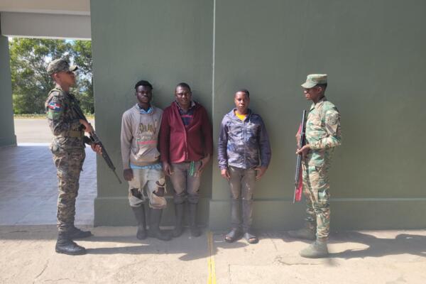 El Ejército de República Dominicana puso a disposición del Ministerio Público a cinco hombres detenidos en diferentes operativos mientras transportaban nacionales haitianos indocumentados.