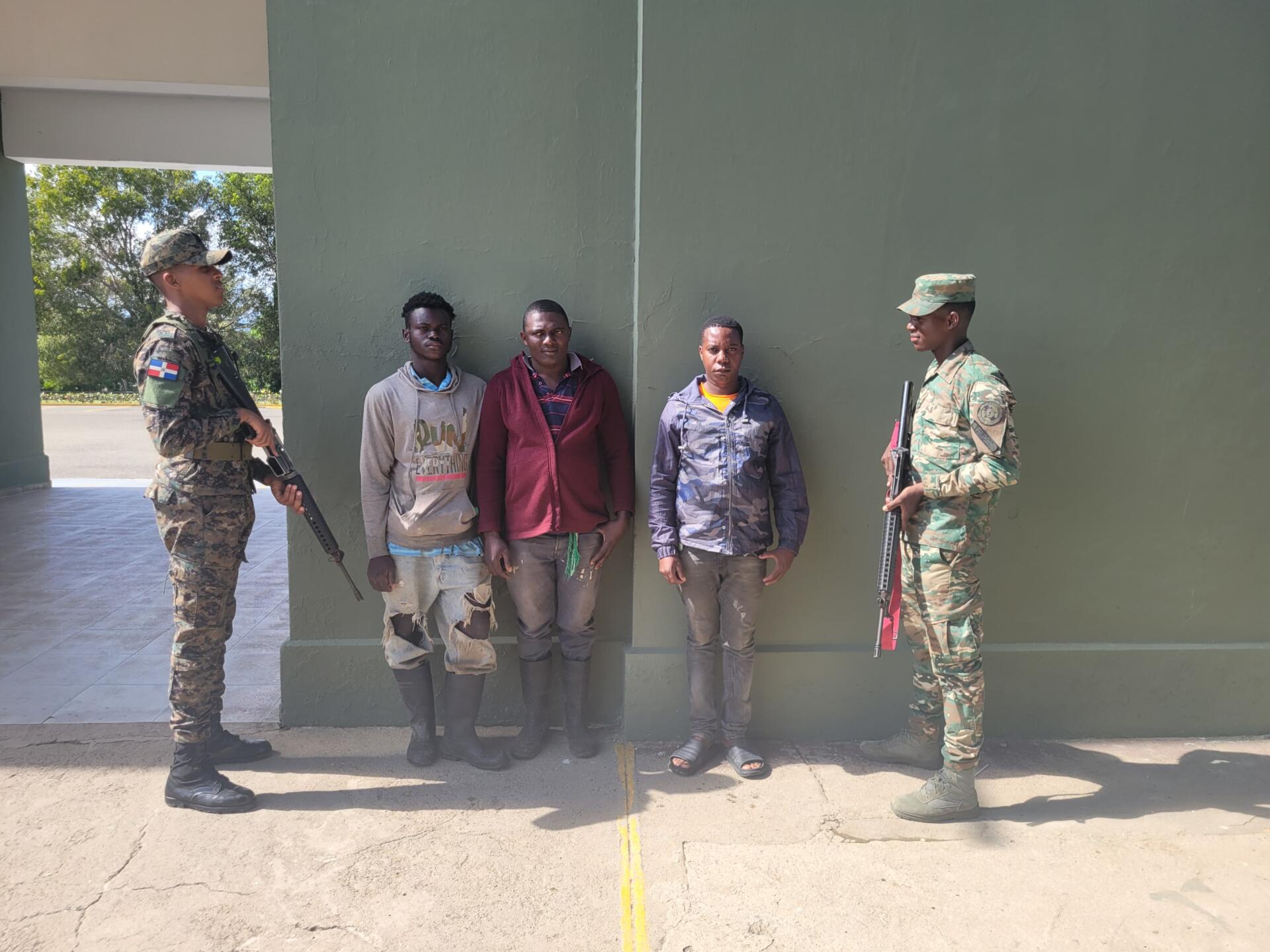 Ejército envía ante el Ministerio Público a conductores detenidos transportando haitianos indocumentados