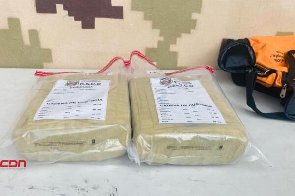 Cesfront y DNCD ocupan 20.4 libras de marihuana en un vehículo del transporte público en Pedernales. (foto, fuente externa)