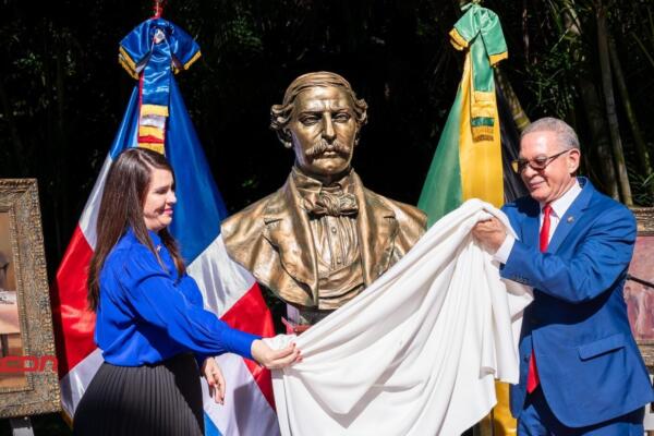 Develan busto de Duarte y juramentan primera directiva filial duartiana en Jamaica. (foto, fuente externa)