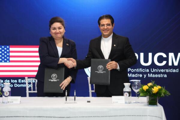 Autoridades de la Embajada de Estados Unidos y de PUCMM
Foto: fuente externa