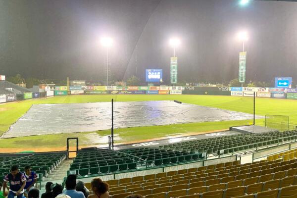 El estadio Tetelo Vargas de San Pedro de Macorís recibió mucha lluvia previo al juego entre Toros del Este y las Estrellas