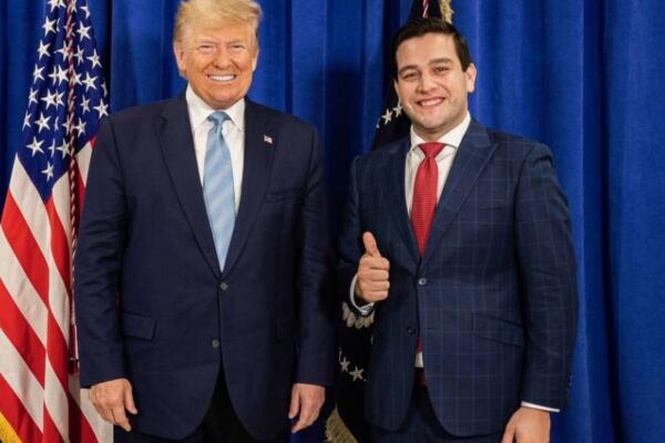 Presidente electo de los Estados Unidos, Donald Trump, junto al nuevo embajador de Panamá Kevin Marino Cabrera.