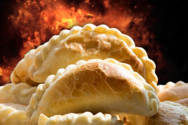 Empanada de pollo explota en el rostro de un hombre