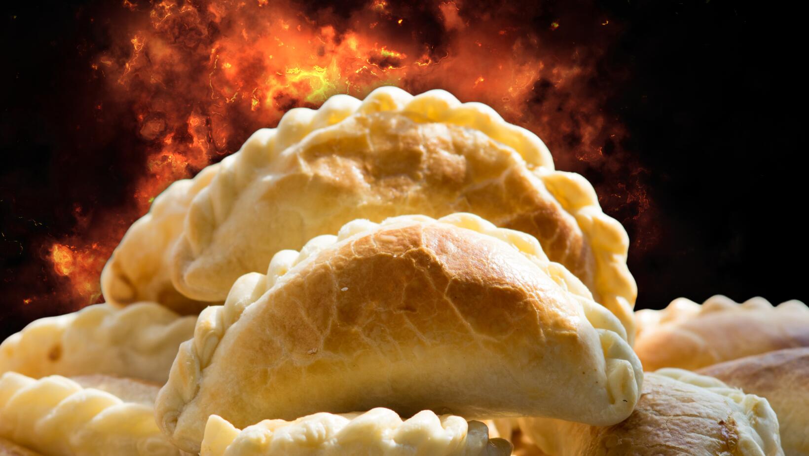 Empanada de pollo explota en el rostro de un hombre