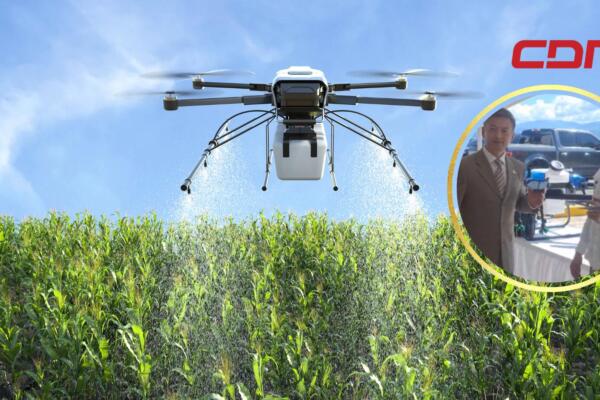 Ministro de Agricultura Limber Cruz recibiendo drones donados por embajador de china en la República Dominicana.