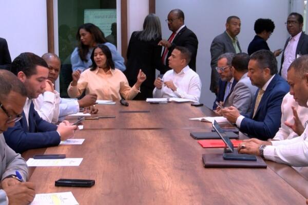  Entrenadores y forjadores de talentos se reunieron con la Comisión de Deportes de la Cámara de Diputados .