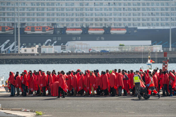 Inmigrantes subsaharianos trasladados al puerto español de Arrecife, capital de la isla atlántica de Lanzarote. 
EFE/ Adriel Perdomo