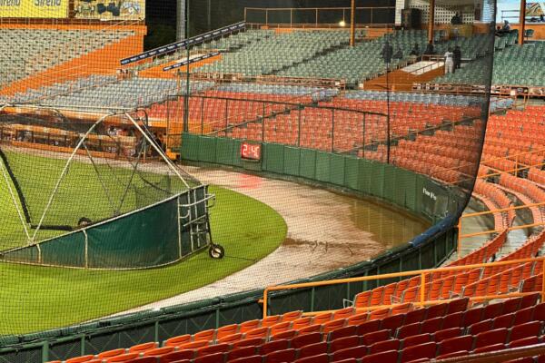 Estadio Francisco Micheli de La Romana afectado por la lluvia que pospuso dos juegos este sábado en la pelota invernal