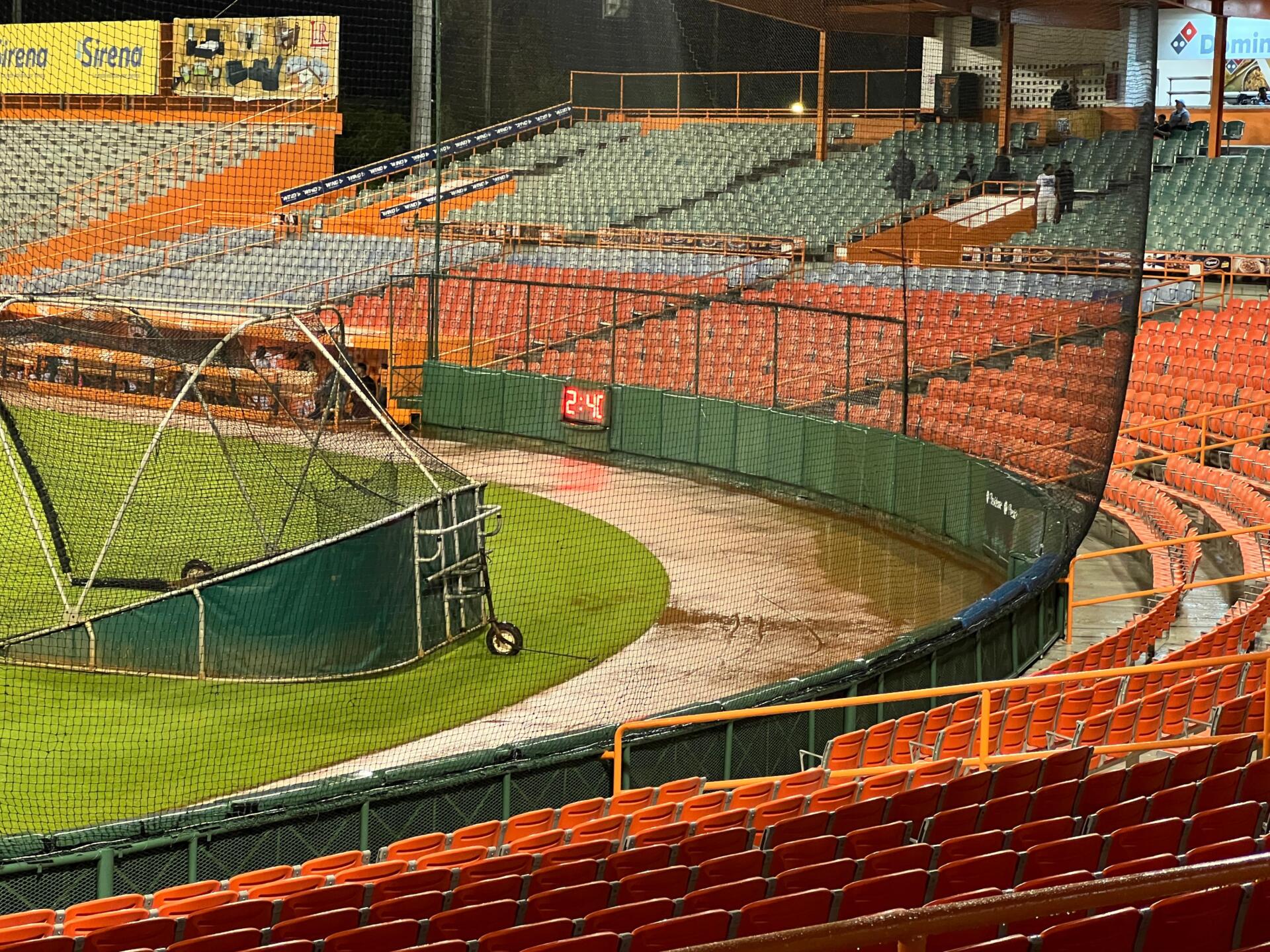 Estadio Francisco Micheli de La Romana afectado por la lluvia que pospuso dos juegos este sábado en la pelota invernal