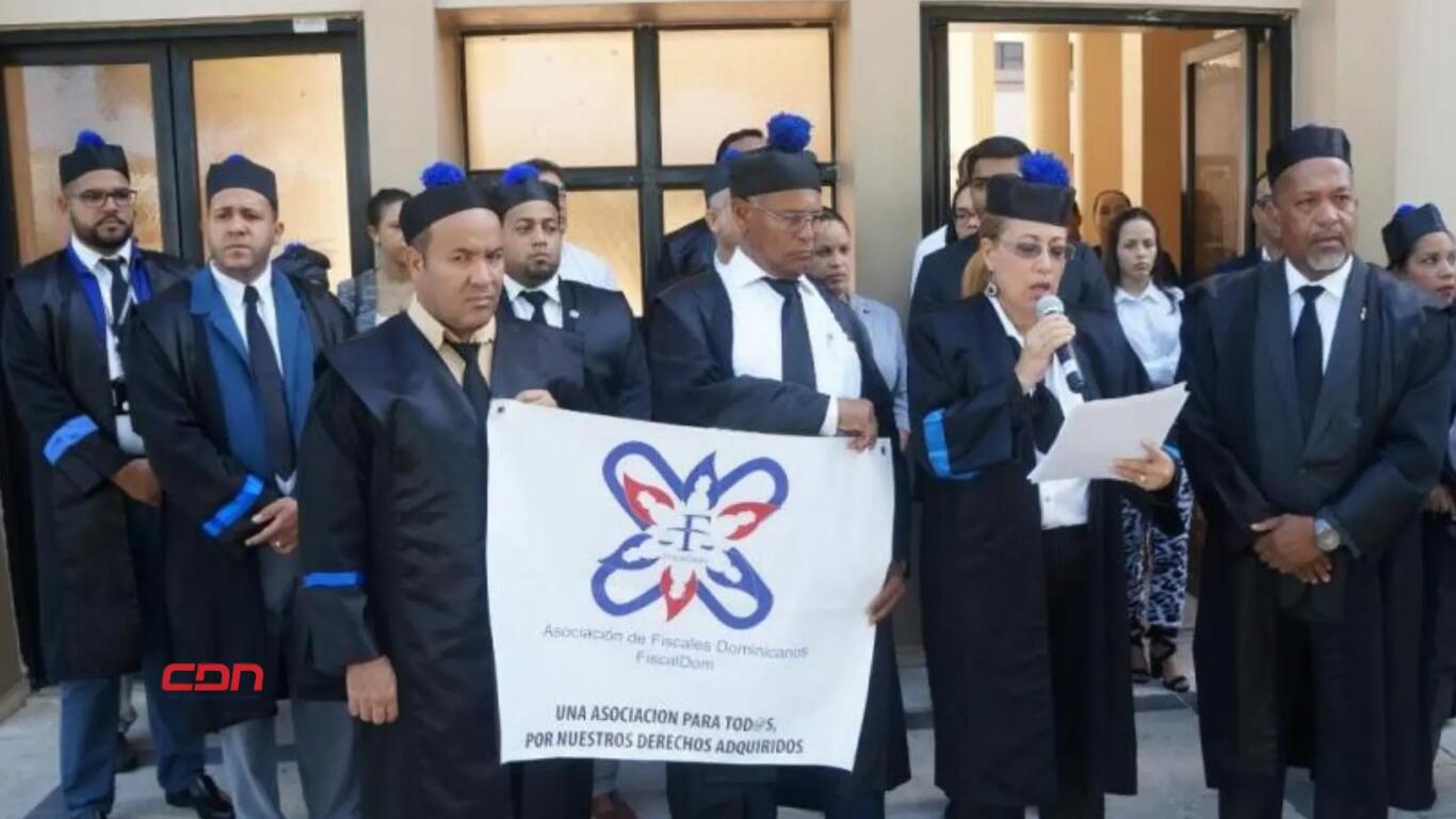La Asociación de Fiscales Dominicanos (Fiscaldom) mantiene este lunes su paro laboral que inició el pasado viernes.