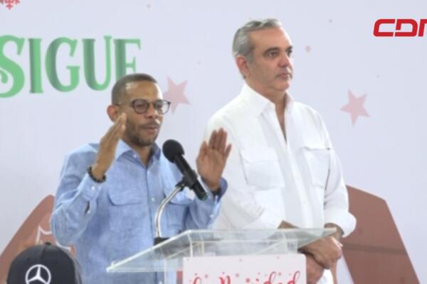 Presidente Luis Abinader junto a Oscar Almanzar, presidente de Fenamoto.