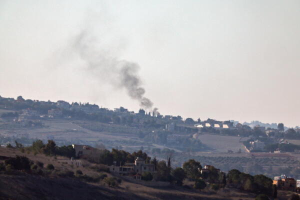 El humo se eleva como resultado de un ataque aéreo israelí cerca de la aldea de Meiss El-Jabal en el sur del Líbano. EFE/EPA/ATEF SAFADI