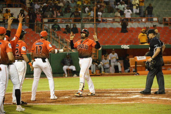 Francisco Peña, de los Toros, celebra su jonrón con las bases llenas frente a su antiguo equipos Águilas Cibaeñas