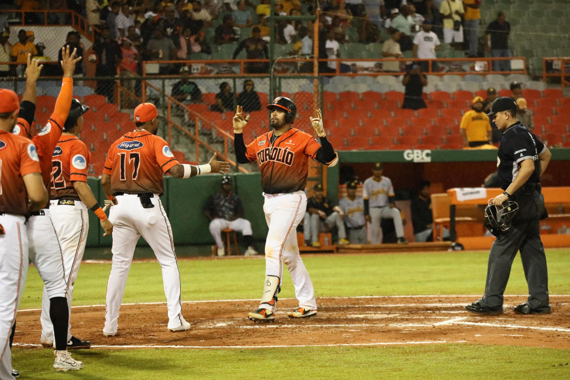 Francisco Peña, de los Toros, celebra su jonrón con las bases llenas frente a su antiguo equipos Águilas Cibaeñas