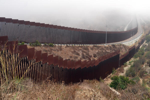 Fotografía donde se muestra un tramo de la valla fronteriza entre Estados Unidos y México.
EFE/ Manuel Ocaño