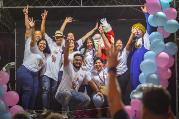 Cientos de niños, residentes en comunidades que conforman el municipio Santo Domingo Norte, fueron beneficiados con una fiesta navideña que incluyó una cena, rifas, concursos, presentación de show artístico y entrega de juguetes y dulces.