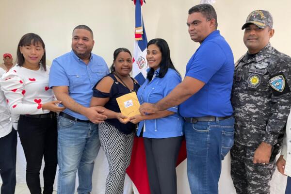 Gobernación de María Trinidad Sánchez entrega más de 1,500 Bonos Navideños