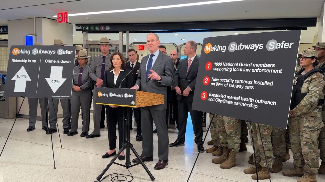 Equipan Metro de Nueva York con cámaras de seguridad y agentes de la Guardia Nacional
