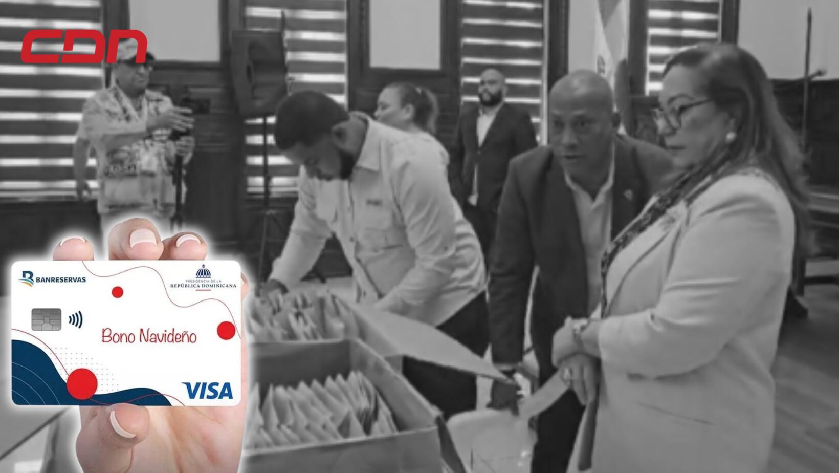 Gobernadora de Santiago entrega bonos navideños a comunitarios y choferes