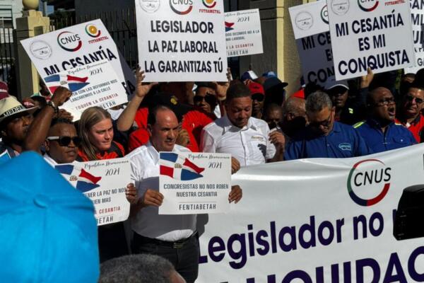 Trabajadores protestan frente al Congreso Nacional pidiendo se mantenga la cesantía.