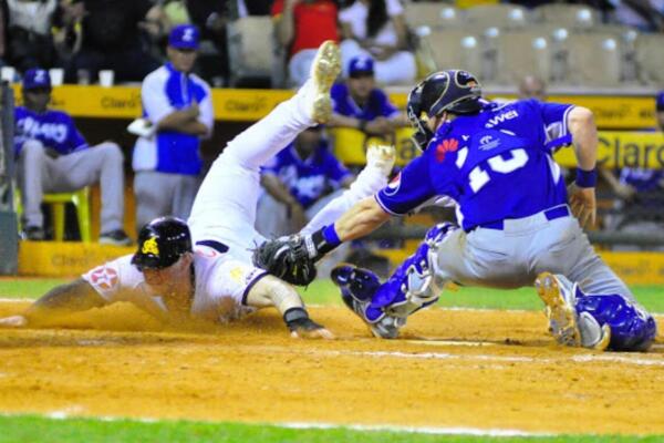 El partido de la Serie de Titanes está pautado para las 8:30 pm tras un retraso solicitado por el Licey porque necesitan calentar.
