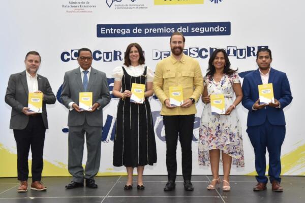 Index junto a Vimenca y Western Union entregan premios a ganadores del concurso “Cuéntame tu historia”. (foto, fuente externa)
