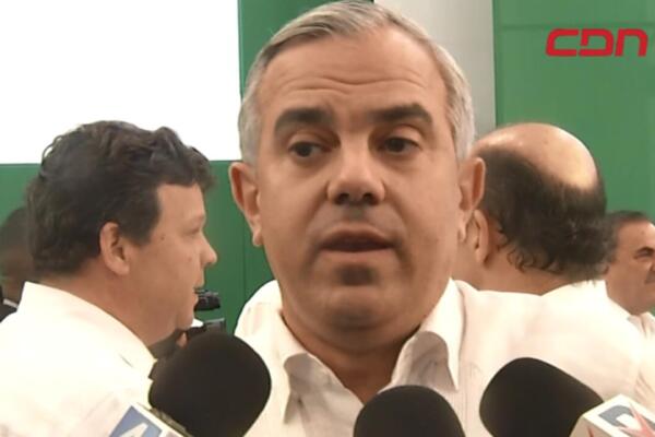 El director del Instituto Nacional de Estabilización de Precios, Iván Hernández, descarto escasez de productos en Mercado al tiempo de asegurar que la producción nacional es suficiente para alimentar más de once millones de dominicanos y negó que se registren aumentos de precios en artículos de consumo básico.