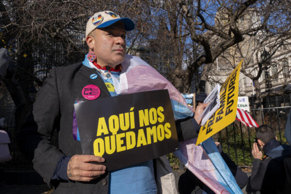 Una persona sostiene un cartel durante una manifestación de grupos proinmigrantes este jueves, frente a la Alcaldía de Nueva York (Estados Unidos). EFE/ Ángel Colmenares