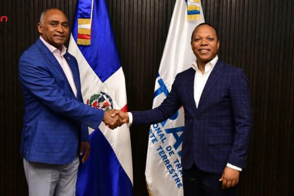 Senador Julito Fulcar impulsa la instalación de oficina del Intrant en Peravia. (foto, fuente externa)