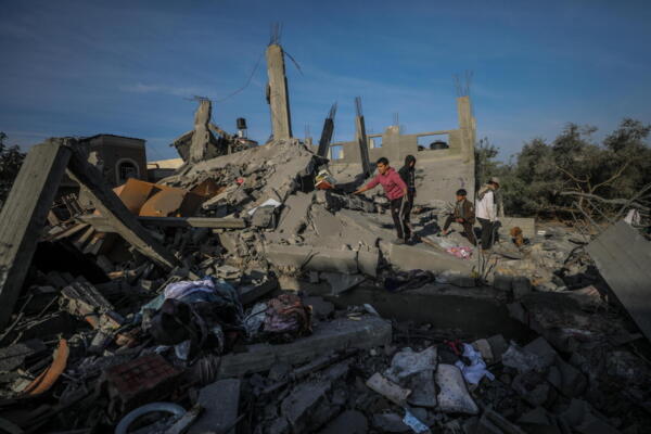 Restos de una casa destruida en un bombardeo en el centro de la Franja de Gaza. EFE/EPA/MOHAMMED SABER