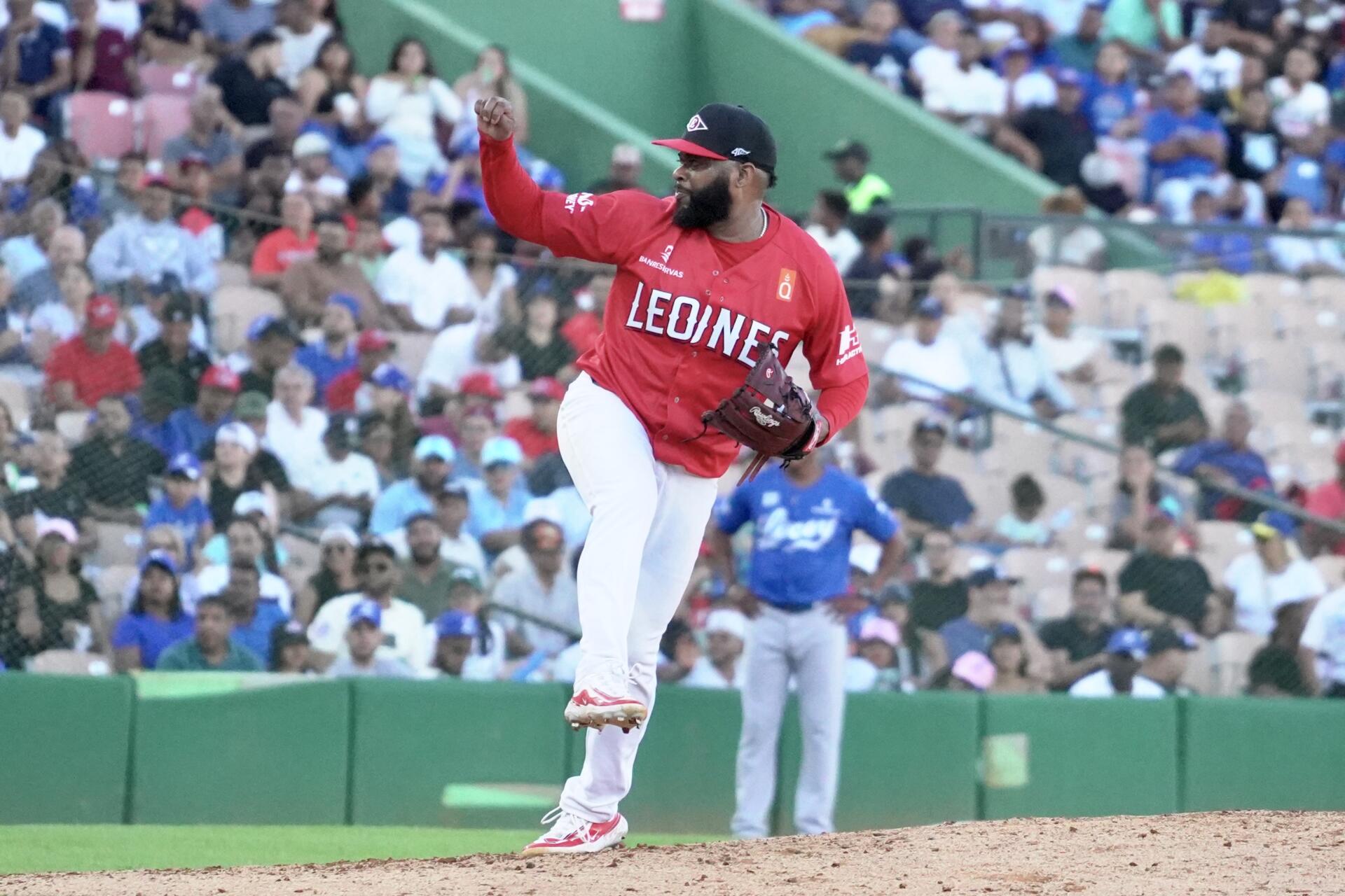 Johnny Cueto consigue un buen debut ante Licey
